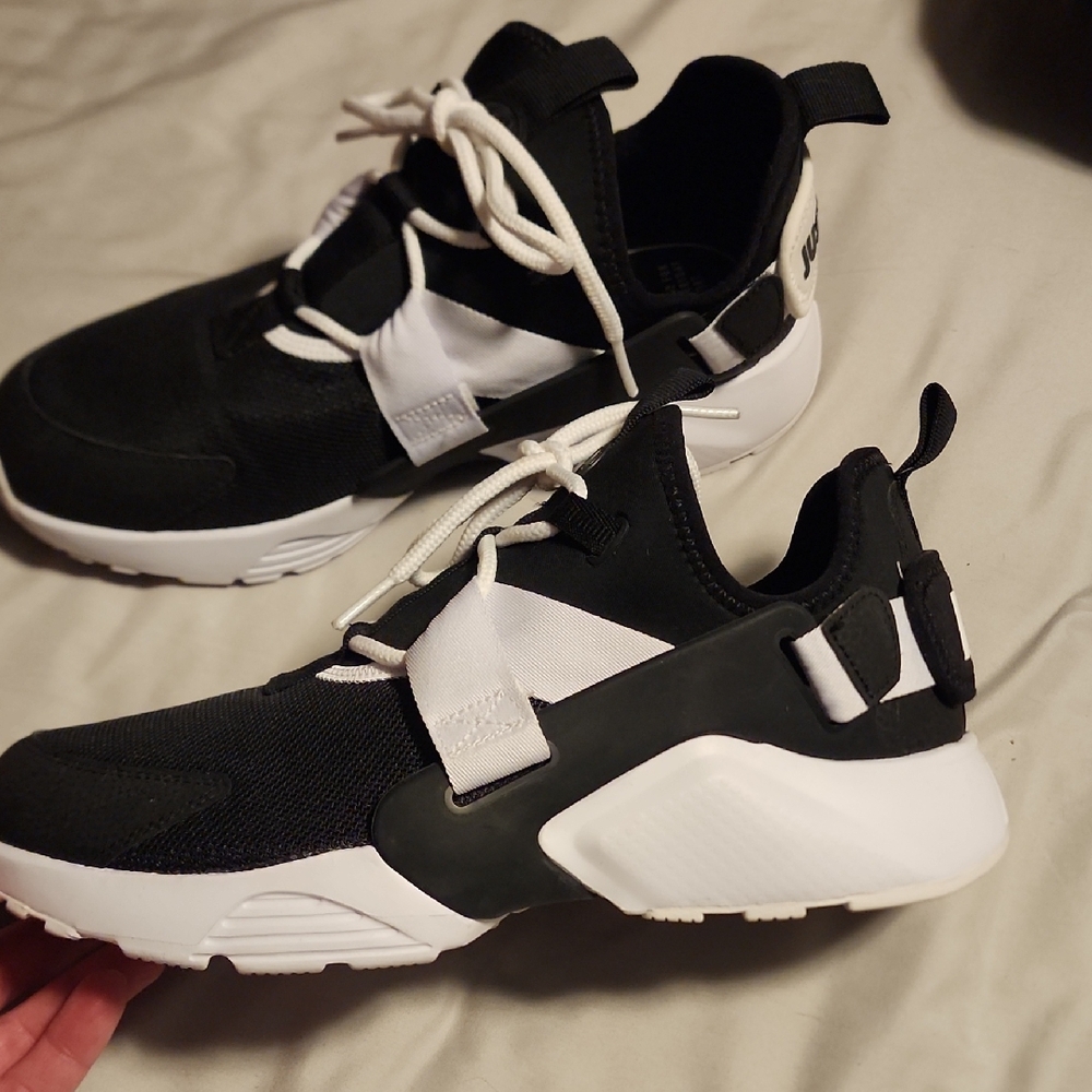Nike Air Huarache City Low Black and White 9.5